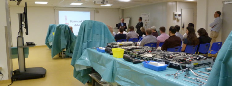 Foto des Medical Training Center während eines Chirurgiekurses mit Schülern und medizinischen Instrumenten