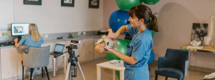 Foto von zwei Hebammen, die eine Live-Geburtsstunde für werdende Mütter geben, die Patientinnen der Bohler-Klinik sind.