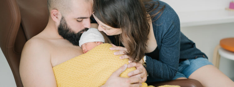 Photo d'un couple en service maternité avec son nouveau-né