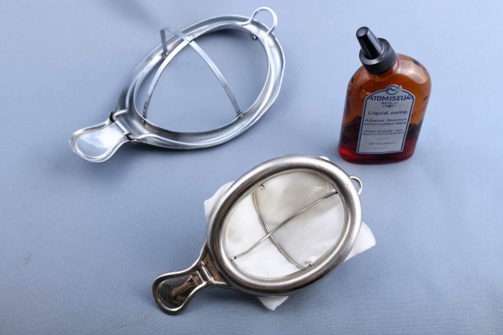 Masques et compresses avec éther utilisés en anesthésie à l'époque. Les masques sont en métal et réutilisables. Il en existe plusieurs tailles