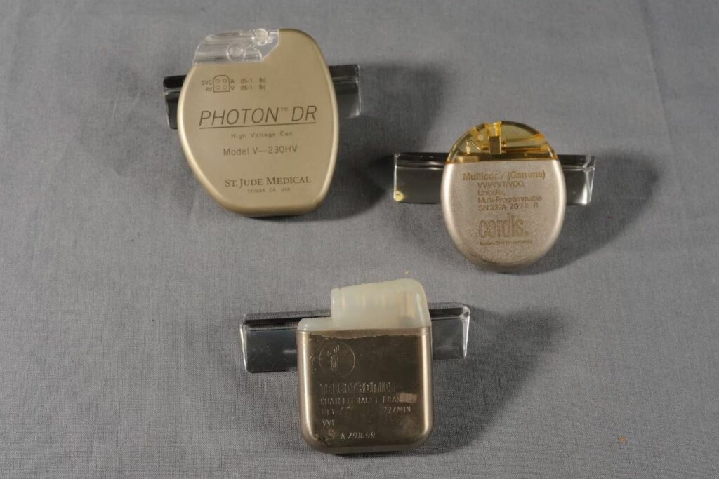 Anciens pacemakers, lourds et en métaux qui ne sont plus utilisés aujourd'hui