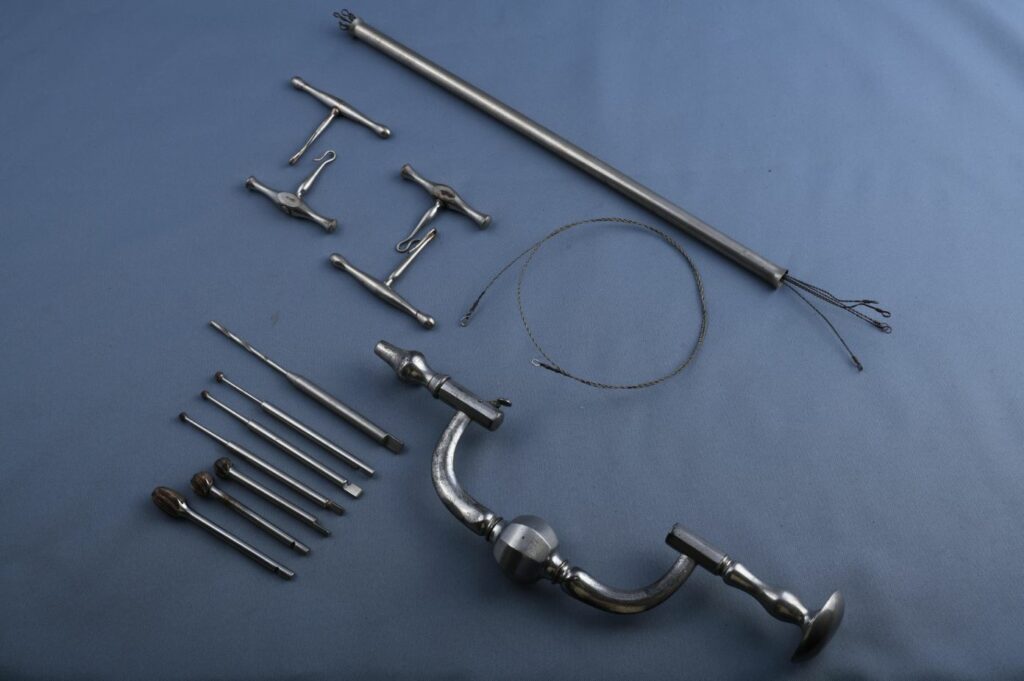 Anciens instruments utilisés en neuro-chirurgie permettant d'ouvrir la boite crânienne manuellement