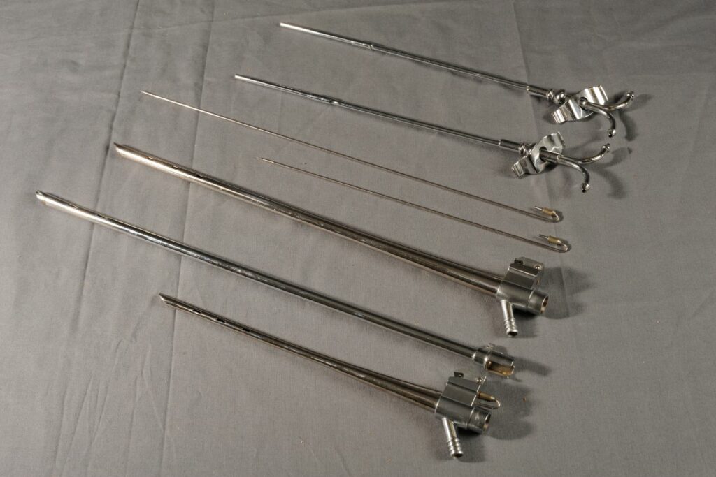 Il s'agit d'anciens bronchoscopes rigides utilisés en pneumologie et endoscopie