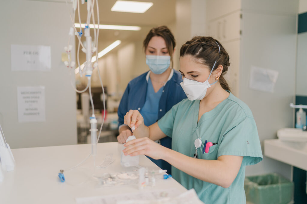Foto von zwei Pflegekräften auf der Onkologie-Station, die Medikamente für die Patienten bereitstellen