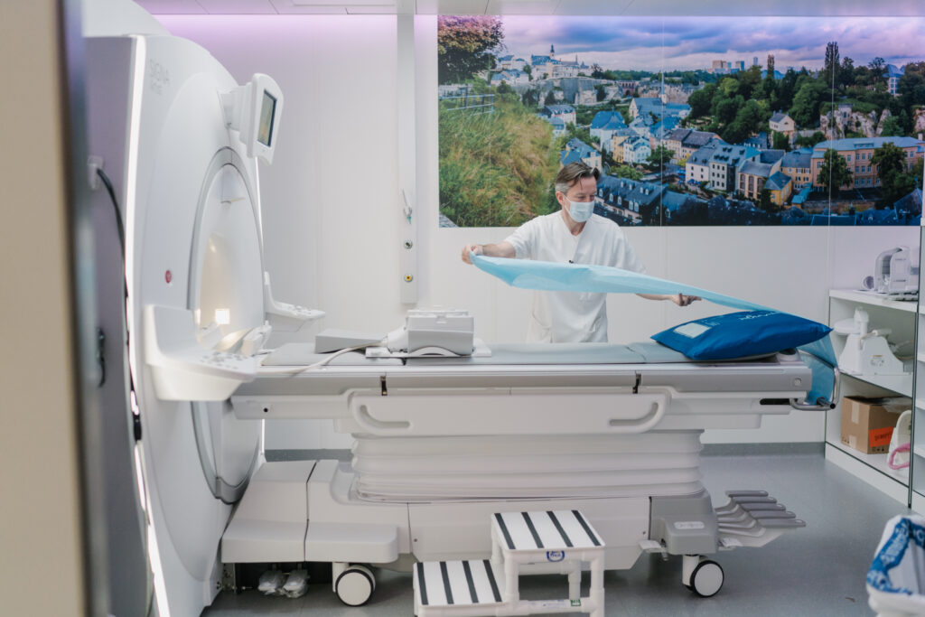 Foto eines MTA Radio, der den Scanner für die Ankunft des nächsten Patienten vorbereitet