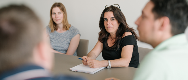 Foto von zwei HRS-Mitarbeiterinnen bei einem Treffen oder einer Schulung
