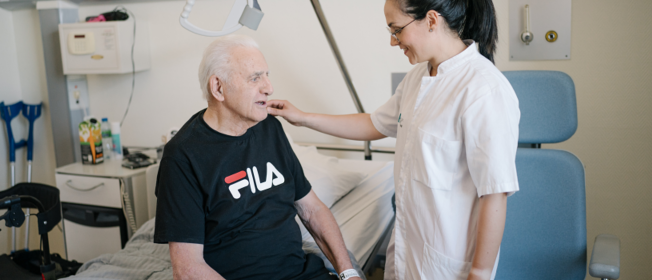Photo d'un médecin en chambre avec un patient