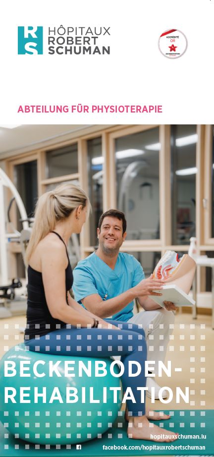 Plakat der Hôpitaux Robert Schuman mit Logo, OR-Akkreditierung und den Schriftzügen 'ABTEILUNG FÜR PHYSIOTHERAPIE' sowie 'BECKENBODEN-REHABILITATION'. Ein Physiotherapeut in blauer Arbeitskleidung erklärt einer auf einem Gymnastikball sitzenden Patientin anhand eines anatomischen Beckenmodells die Beckenbodenmuskulatur in einem Therapieraum.