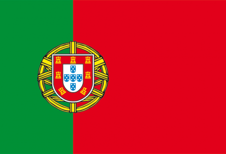 Drapeau national du Portugal composé d’une bande verte à gauche et rouge à droite, orné au centre d’un blason sur sphère armillaire dorée