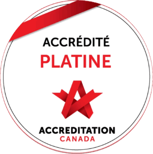 Badge rond blanc avec bordure rouge et noire, inscription "ACCRÉDITÉ PLATINE" en haut, logo étoile stylisée rouge au centre et mention "ACCREDITATION CANADA" en bas